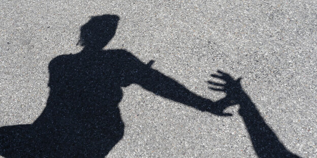 Silhouette einer Frau, die eine Hand abwehrt Silhouette einer Frau, die eine Hand abwehrt