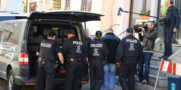 Polizisten führen einen Mann ab Polizisten führen einen Mann ab