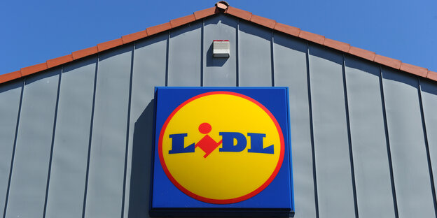 Ein Haus mit Lidl-Emblem unterm Giebel Ein Haus mit Lidl-Emblem unterm Giebel