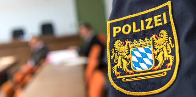 Das Wappen der bayerischen Polizei ist auf einer Uniform zu sehen