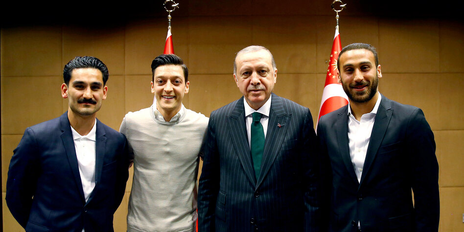 Ilkay Gündoğan, Mesut Özil, Recep Tayyip Erdoğan und Cenk Tosun lächeln in die Kamera