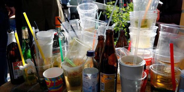 ein Tisch voller leerer Flaschen und Becher ein Tisch voller leerer Flaschen und Becher