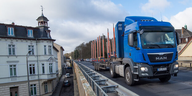 Ein Lkw fährt durch einen Ort Ein Lkw fährt durch einen Ort