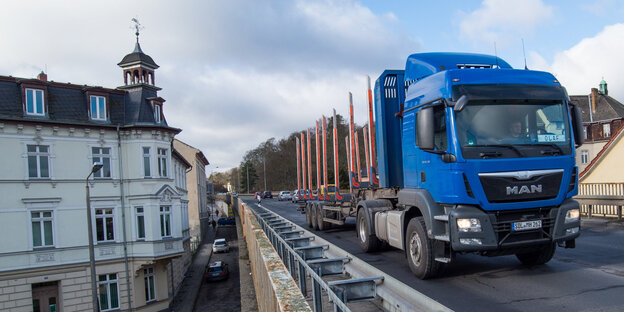 Ein Lkw fährt durch einen Ort