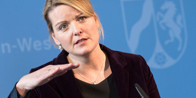 Landwirtschaftsministerin Christina Schulze Föcking zeigt eine Geste, die „es reicht“ zeigt Landwirtschaftsministerin Christina Schulze Föcking zeigt eine Geste, die „es reicht“ zeigt