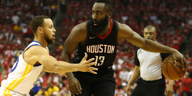 James Harden führt den Ball, Stephen Curry bedrängt ihn James Harden führt den Ball, Stephen Curry bedrängt ihn