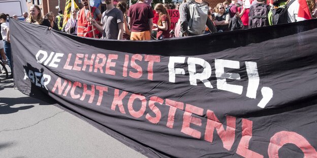 Transparent auf einer Demo mit der Aufschrift "Die Lehre ist frei, aber nicht kostenlos" Transparent auf einer Demo mit der Aufschrift "Die Lehre ist frei, aber nicht kostenlos"