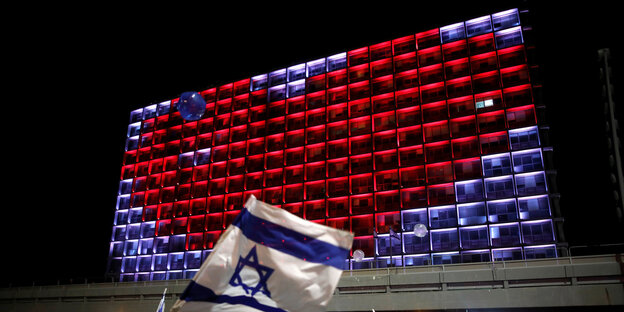 Eine israelische Flagge vor einem roten LED-Herz Eine israelische Flagge vor einem roten LED-Herz