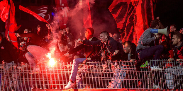 Nürnberg Fans feiern einen Treffer gegen Kiel und sitzen auf dem Zaun Nürnberg Fans feiern einen Treffer gegen Kiel und sitzen auf dem Zaun
