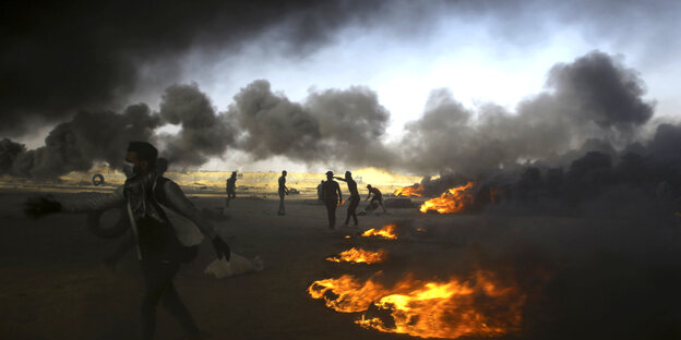 Palästinensische Demonstranten verbrennen Reifen an der israelischen Grenze Palästinensische Demonstranten verbrennen Reifen an der israelischen Grenze