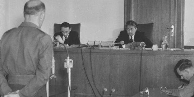 Hilde Benjamin sitzt auf der Richterbank, vor ihr steht ein Angeklagter Hilde Benjamin sitzt auf der Richterbank, vor ihr steht ein Angeklagter