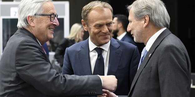 Jean-Claude Juncker, Donald Tusk und Johannes Hahn unterhalten sich lächelnd Jean-Claude Juncker, Donald Tusk und Johannes Hahn unterhalten sich lächelnd