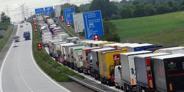Lastwagen stehen auf einer Autobahn im Stau Lastwagen stehen auf einer Autobahn im Stau