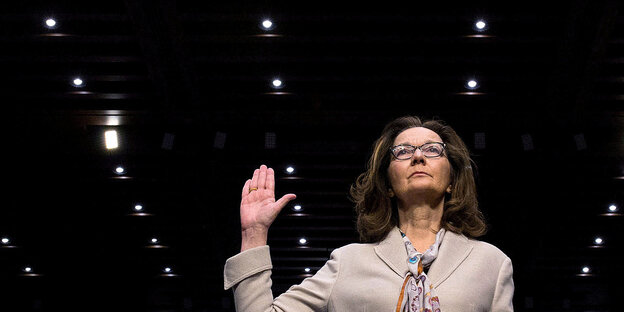 Die CIA-Chefin Gina Haspel hebt die Hand und schwört vorm US-Senat Die CIA-Chefin Gina Haspel hebt die Hand und schwört vorm US-Senat