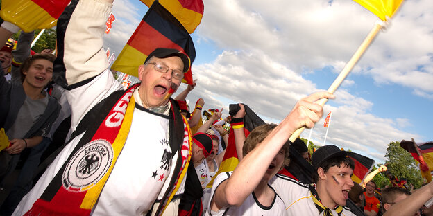 Fußballfans mit Deutschlandflaggen Fußballfans mit Deutschlandflaggen