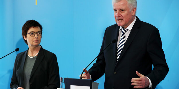 Horst Seehofer steht neben Jutta Cordt Horst Seehofer steht neben Jutta Cordt