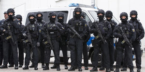 Polizeibeamte in Kampfmontur