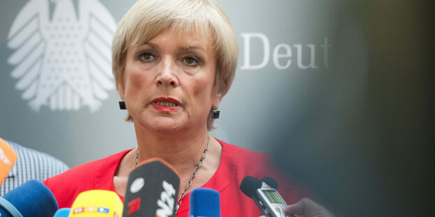 Elke Hoff steht hinter Mikrofonen Elke Hoff steht hinter Mikrofonen