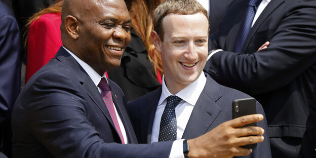 Mark Zuckerberg macht gemeinsam mit Tony Elumelu ein Selfie Mark Zuckerberg macht gemeinsam mit Tony Elumelu ein Selfie