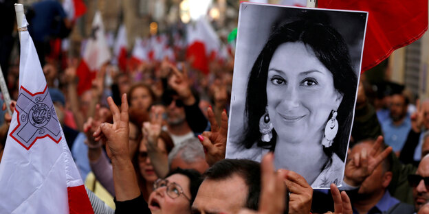 Ein Dmeonstrant hält ein Bild der ermordeten Journalistin Daphne Caruana Gailizia hoch Ein Dmeonstrant hält ein Bild der ermordeten Journalistin Daphne Caruana Gailizia hoch