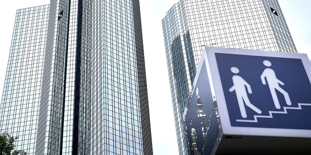 Ein Schild vor dem Gebäude der Deutschen Bank weist auf eine Fußgängerunterführung hin Ein Schild vor dem Gebäude der Deutschen Bank weist auf eine Fußgängerunterführung hin