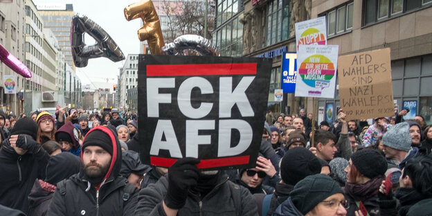 Viele Leute mit Plakaten Viele Leute mit Plakaten