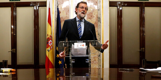 Die spanische Regierungsbank mit mehreren Ministern. Die spanische Regierungsbank mit mehreren Ministern.