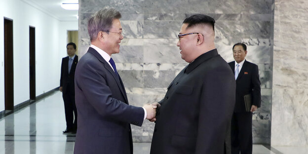 Moon Jae In und Kim Jong Un beim Händeschütteln Moon Jae In und Kim Jong Un beim Händeschütteln