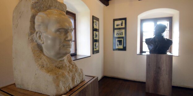 Steinerne Büsten von Tito in seinem Geburtshaus in Kumrovec Steinerne Büsten von Tito in seinem Geburtshaus in Kumrovec