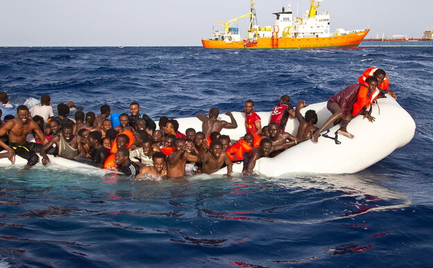 Geflüchtete treiben in einem sinkenden Schlauchboot auf dem Mittelmeer. Geflüchtete treiben in einem sinkenden Schlauchboot auf dem Mittelmeer.