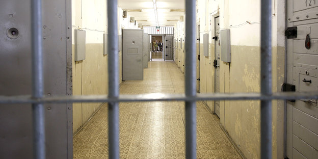 Ein Gang in einem ehemaligen DDR-Gefängnis - daovr Gitterstäbe