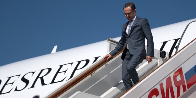 Außenminister Heiko Maas (SPD) läuft nach seiner Ankunft in Moskau eine Gangway hinab Außenminister Heiko Maas (SPD) läuft nach seiner Ankunft in Moskau eine Gangway hinab