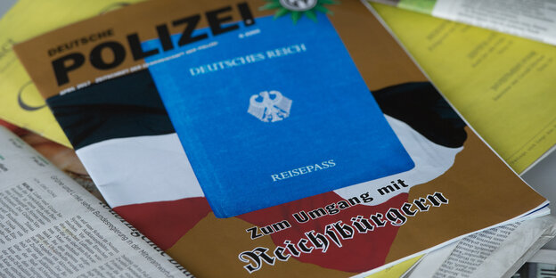 Ein Heft liegt auf einer Zeitung Ein Heft liegt auf einer Zeitung