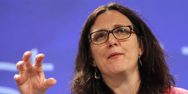 eine Frau formt mit der rechten Hand eine Kralle eine Frau formt mit der rechten Hand eine Kralle