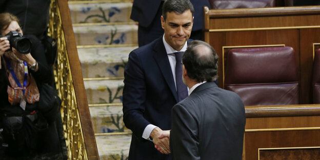 Rajoy schüttelt seinem Nachfolger Sánchez die Hand Rajoy schüttelt seinem Nachfolger Sánchez die Hand