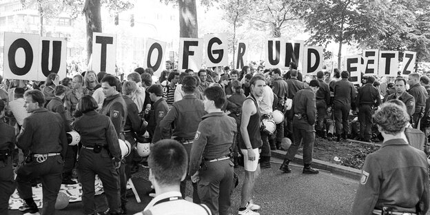 Menschen protestieren gegen die Asylrecht-Änderung