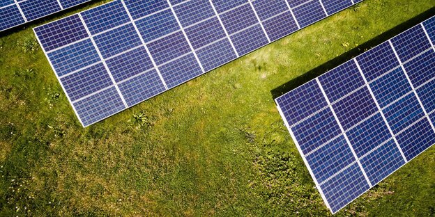 Solarpaneele von oben fotografiert Solarpaneele von oben fotografiert