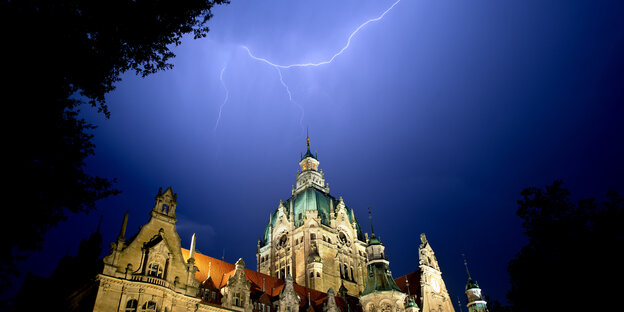 Gewitter über dem Rathaus