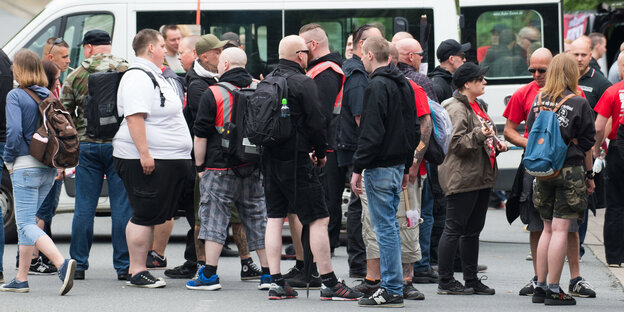 Eine Gruppe Neonazis vor einem Transporter