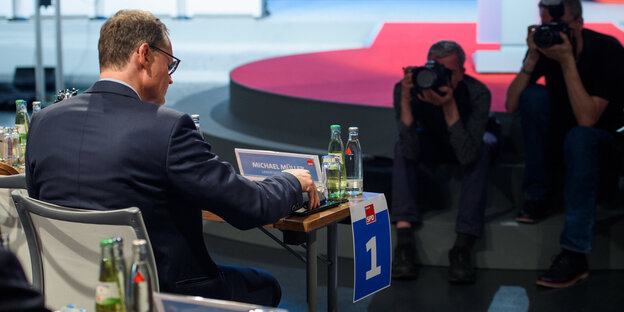 Ein Mann, Michael Müller, wird fotografiert Ein Mann, Michael Müller, wird fotografiert