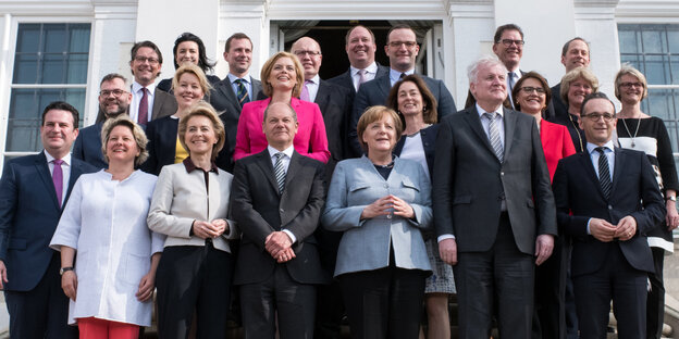 Das Kabinett von Angela Merkel posiert für ein Foto Das Kabinett von Angela Merkel posiert für ein Foto