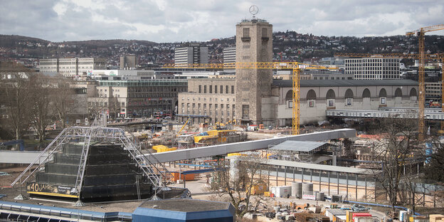 Stuttgart: Der Hauptbahnhof ist hinter der Baustelle für das Bahnprojekt Stuttgart 21 zu sehen