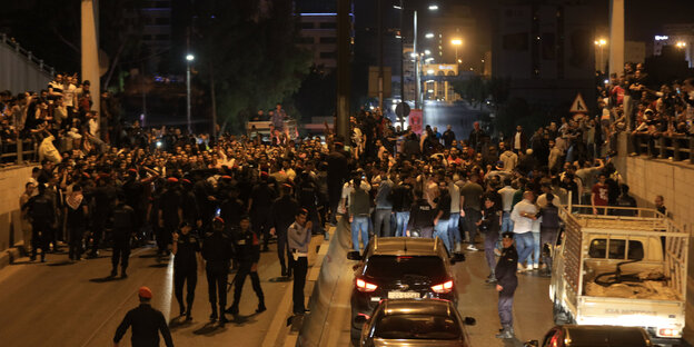 1.06.2018, Jordanien, Amman: Demonstranten protestieren nahe des Büros des Premierministers. 1.06.2018, Jordanien, Amman: Demonstranten protestieren nahe des Büros des Premierministers.