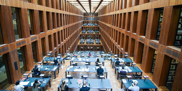 Blick in einen großeb Bibliothekssaal Blick in einen großeb Bibliothekssaal