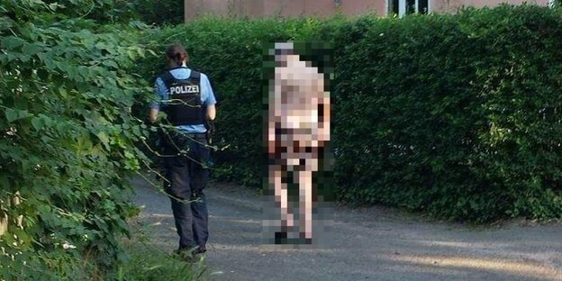 Eine Polizistin läuft neben Alexander Gauland, der nur eine Badehose trägt Eine Polizistin läuft neben Alexander Gauland, der nur eine Badehose trägt