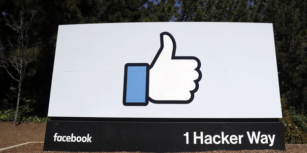 Ein Schild des Facebook-Daumens Ein Schild des Facebook-Daumens