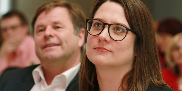 Anja Mayer, die Landesvorsitzenden der Linken in Brandenburg sitzt bei einer Veranstaltung im Publikum Anja Mayer, die Landesvorsitzenden der Linken in Brandenburg sitzt bei einer Veranstaltung im Publikum