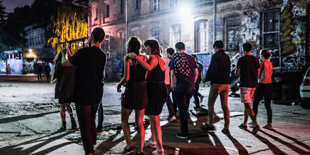 Partymenschen In der Nacht unterwegs Partymenschen In der Nacht unterwegs