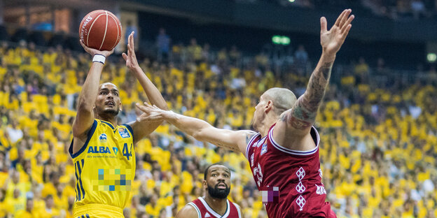 Zwei Spieler beim Wurf und bei der Verteidigung Zwei Spieler beim Wurf und bei der Verteidigung