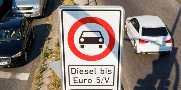 Verbotsschild für Diesel-Fahrzeuge Verbotsschild für Diesel-Fahrzeuge